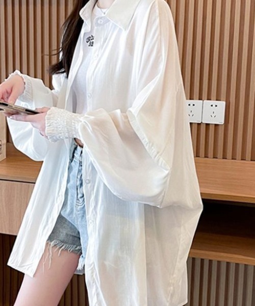 cammie(キャミー)の「バックギャザーゆったりシャツ(シャツ/ブラウス・レディース・ホワイト/ブラック・LARGE/MEDIUM)」の4枚目の写真