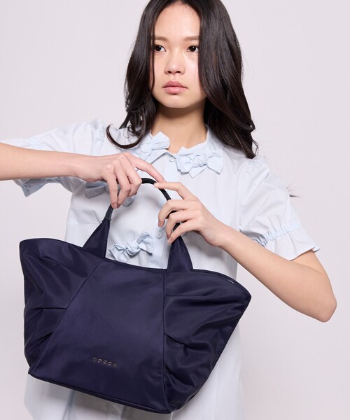 TOCCA（トッカ）の「RIBBON KNOT NYLONBAG ナイロントートバッグ（トートバッグ・レディース・ネイビー系/ベージュ系/ブラック系・F）」の8枚目の写真