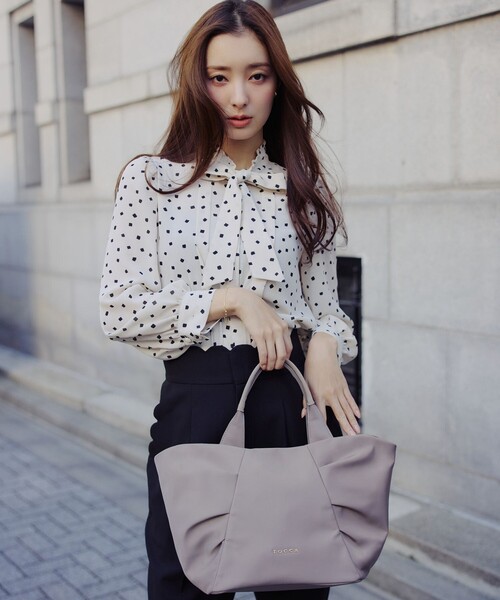 TOCCA（トッカ）の「RIBBON KNOT NYLONBAG ナイロントートバッグ（トートバッグ・レディース・ネイビー系/ベージュ系/ブラック系・F）」の11枚目の写真