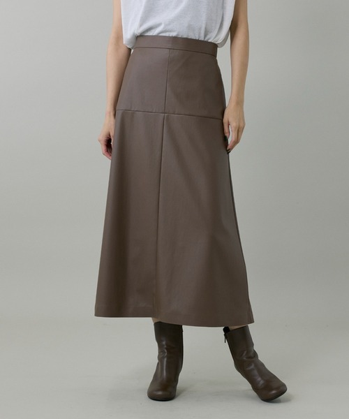 INED（イネド）の「フェイクレザートラペーズスカート（スカート・レディース・ブラック/ブラウン・7号/9号/11号）」の11枚目の写真