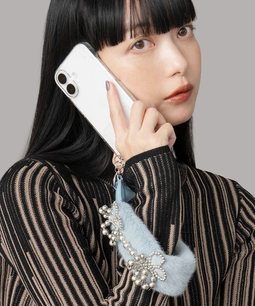 Casselini(キャセリーニ)の「Casselini(キャセリーニ)ビーズファーハンドストラップ(スマホグッズ・レディース・ブルー/アイボリー/ブラック・FREE)」の1枚目の写真