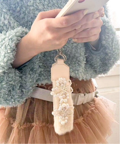 Casselini(キャセリーニ)の「Casselini(キャセリーニ)ビーズファーハンドストラップ(スマホグッズ・レディース・ブルー/アイボリー/ブラック・FREE)」の4枚目の写真