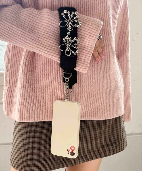 Casselini(キャセリーニ)の「Casselini(キャセリーニ)ビーズファーハンドストラップ(スマホグッズ・レディース・ブルー/アイボリー/ブラック・FREE)」の5枚目の写真