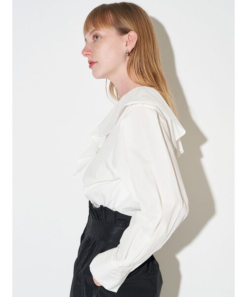 ELENDEEK（エレンディーク）の「アシメラッフルカラーブラウス（シャツ/ブラウス・レディース・オフホワイト/ブルー・FREE）」の9枚目の写真