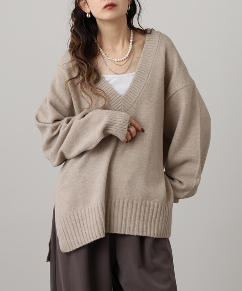 OMNES（オムネス）の「もっちり深Vサイドスリットニット（ニット/セーター・レディース・ピンク/ブラウン/ブルー/ベージュ・FREE）」の3枚目の写真