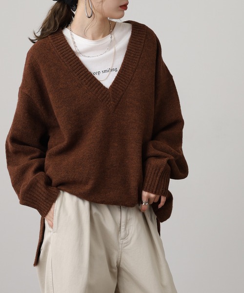 OMNES（オムネス）の「もっちり深Vサイドスリットニット（ニット/セーター・レディース・ピンク/ブラウン/ブルー/ベージュ・FREE）」の2枚目の写真