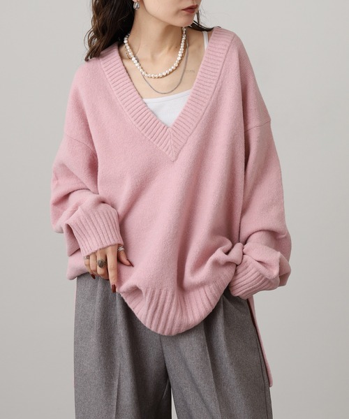 OMNES（オムネス）の「もっちり深Vサイドスリットニット（ニット/セーター・レディース・ピンク/ブラウン/ブルー/ベージュ・FREE）」の4枚目の写真