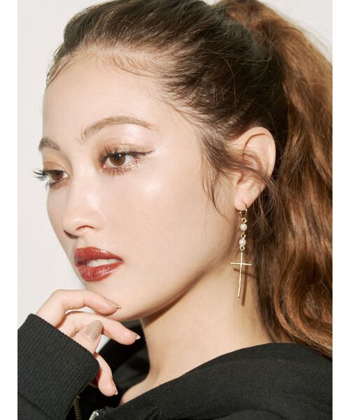 EVRIS（エヴリス）の「LONG CROSS MOTIF ピアス（ピアス（両耳用）・レディース・シルバー/ゴールド・FREE）」の2枚目の写真