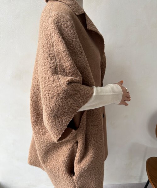 DouDou(ドゥドゥ)の「【WEB限定】リバーシブルボアスライバーポンチョコート(その他アウター・レディース・ベージュ/ブラック・FREE)」の4枚目の写真