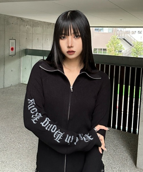 KsG（ケーエスジー）の「マルチレタリングクロスジップニット（Tシャツ/カットソー・レディース・ホワイト/ブラック・SMALL/MEDIUM/LARGE）」の2枚目の写真