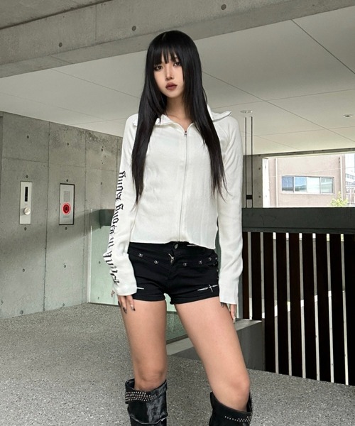 KsG（ケーエスジー）の「マルチレタリングクロスジップニット（Tシャツ/カットソー・レディース・ホワイト/ブラック・SMALL/MEDIUM/LARGE）」の5枚目の写真