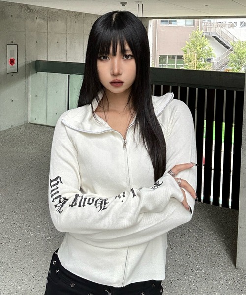 KsG（ケーエスジー）の「マルチレタリングクロスジップニット（Tシャツ/カットソー・レディース・ホワイト/ブラック・SMALL/MEDIUM/LARGE）」の3枚目の写真