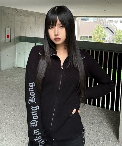 KsG（ケーエスジー）の「マルチレタリングクロスジップニット（Tシャツ/カットソー・レディース・ホワイト/ブラック・SMALL/MEDIUM/LARGE）」の6枚目の写真