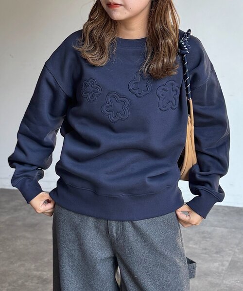 CPCM(シーピーシーエム)の「裏起毛お花アップリケスウェット(Tシャツ/カットソー・レディース・チャコールグレー/ネイビー/ホワイト系その他・FREE)」の1枚目の写真