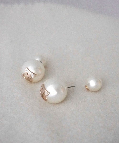 EIMY ISTOIRE（エイミーイストワール）の「ロゴチャームパールピアス（ピアス（両耳用）・レディース・ホワイト・F）」の2枚目の写真