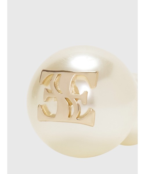 EIMY ISTOIRE（エイミーイストワール）の「ロゴチャームパールピアス（ピアス（両耳用）・レディース・ホワイト・F）」の6枚目の写真