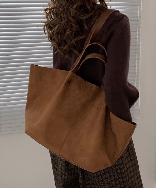 FINEnough(ファインナフ)の「ミニポーチ付きスエードショルダーバッグ(ショルダーバッグ・レディース・ブラウン/ベージュ・FREE)」の1枚目の写真
