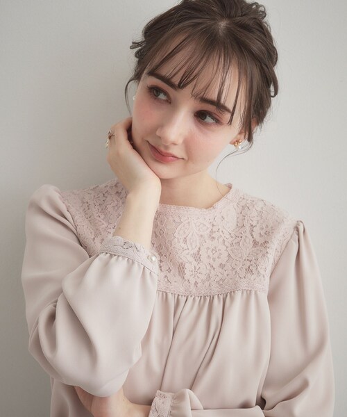 couture brooch（クチュールブローチ）の「【ハレの日・通勤】レースドッキング ブラウス（シャツ/ブラウス・レディース・ピンク/ネイビー/アイボリー・38/36/42/40）」の3枚目の写真