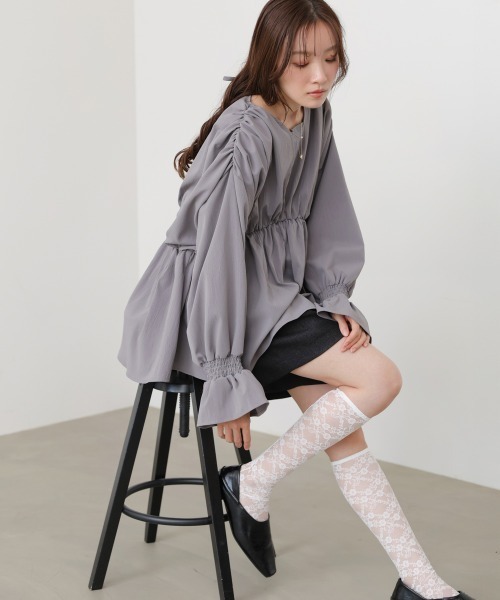 Bab(バブ)の「キャンディースリーブギャザーブラウス(シャツ/ブラウス・レディース・オフホワイト/チャコールグレー/ベージュ・M)」の16枚目の写真