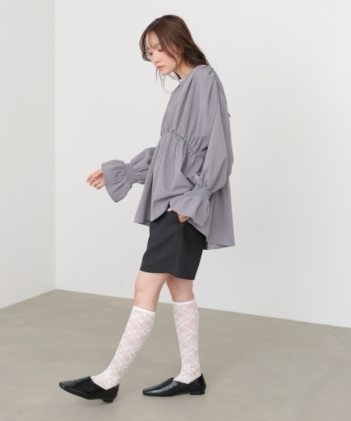 Bab(バブ)の「キャンディースリーブギャザーブラウス(シャツ/ブラウス・レディース・オフホワイト/チャコールグレー/ベージュ・M)」の19枚目の写真