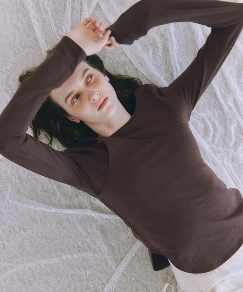 ADAM ET ROPE'（アダムエロペ）の「ワンショルダートップス（Tシャツ/カットソー・レディース・レッド系その他2/オフホワイト/ダークブラウン・FREE）」の3枚目の写真