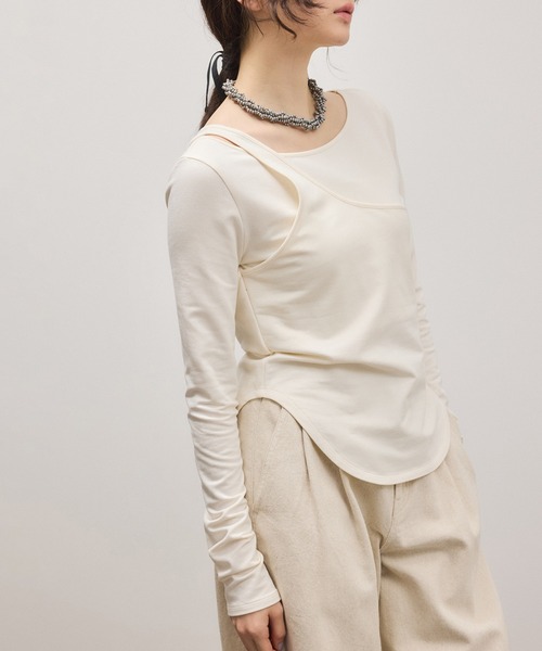 ADAM ET ROPE'（アダムエロペ）の「ワンショルダートップス（Tシャツ/カットソー・レディース・レッド系その他2/オフホワイト/ダークブラウン・FREE）」の2枚目の写真