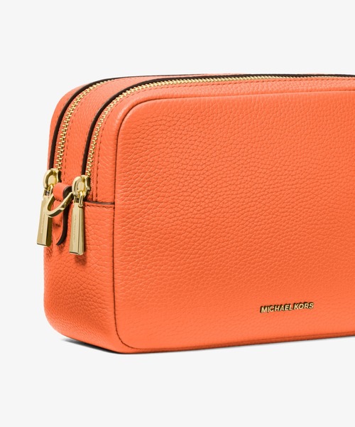 MICHAEL KORS(マイケルコース)の「BRYANT ぺブルレザー ダブルジップ チェーン カメラ クロスボディ ミディアム(ショルダーバッグ・レディース・オレンジ系・FREE)」の4枚目の写真