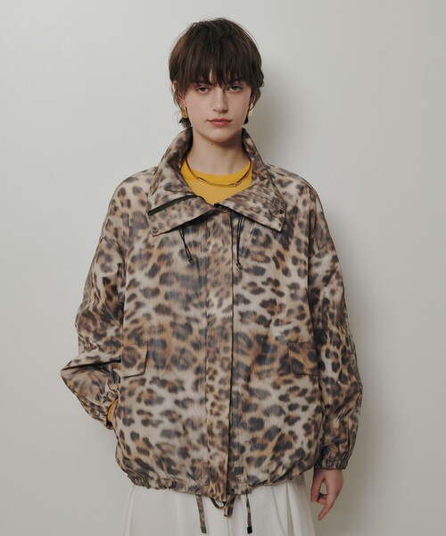 allureville(アルアバイル)の「レオパプリントスタンドカラーブルゾン(ブルゾン・レディース・ブラウン・2)」の2枚目の写真