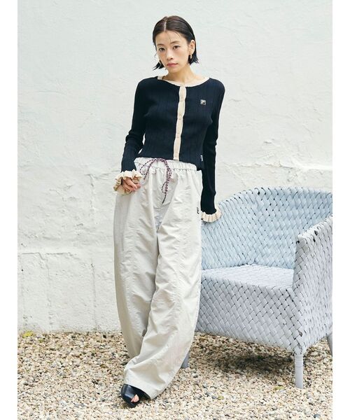 LAGUNAMOON（ラグナムーン）の「【FILA別注】エアリーナイロンバナナパンツ（その他パンツ・レディース・ベージュ/チャコールグレー・MEDIUM/SMALL）」の6枚目の写真