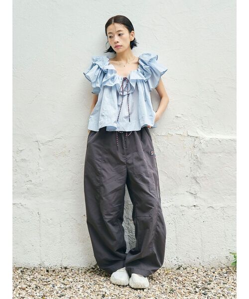 LAGUNAMOON（ラグナムーン）の「【FILA別注】エアリーナイロンバナナパンツ（その他パンツ・レディース・ベージュ/チャコールグレー・MEDIUM/SMALL）」の8枚目の写真