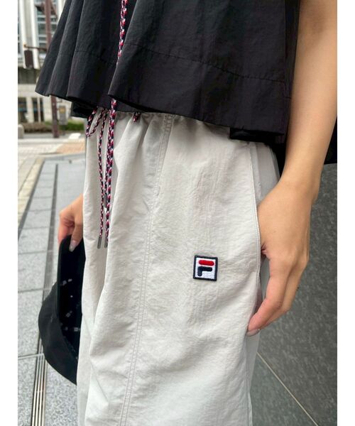 LAGUNAMOON（ラグナムーン）の「【FILA別注】エアリーナイロンバナナパンツ（その他パンツ・レディース・ベージュ/チャコールグレー・MEDIUM/SMALL）」の20枚目の写真