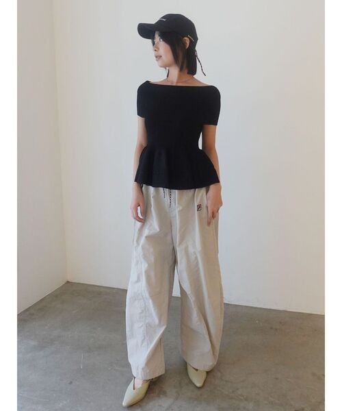 LAGUNAMOON(ラグナムーン)の「【FILA別注】エアリーナイロンバナナパンツ(その他パンツ・レディース・ベージュ/チャコールグレー・MEDIUM/SMALL)」の18枚目の写真