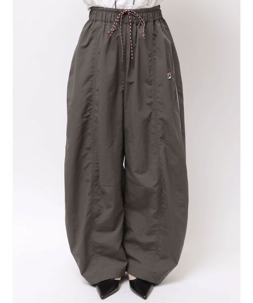 LAGUNAMOON(ラグナムーン)の「【FILA別注】エアリーナイロンバナナパンツ(その他パンツ・レディース・ベージュ/チャコールグレー・MEDIUM/SMALL)」の22枚目の写真