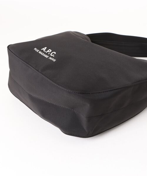A.P.C.（アーペーセー）の「BESACE JOURNAL SMALL/ショルダーバッグ（ショルダーバッグ・メンズ・ブラック・ONESIZE）」の3枚目の写真