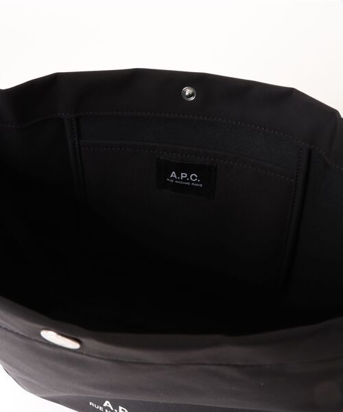 A.P.C.（アーペーセー）の「BESACE JOURNAL SMALL/ショルダーバッグ（ショルダーバッグ・メンズ・ブラック・ONESIZE）」の4枚目の写真