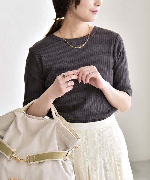 quaranciel（カランシエル）の「quaranciel:〈洗濯機可能〉テレコ リブ クルー ヘンリー 2way ハーフスリーブ TEE（Tシャツ/カットソー・レディース・ライトグリーン/ブラウン/ホワイト/チャコールグレー・40/38）」の2枚目の写真