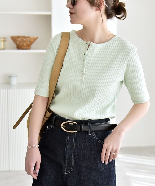 quaranciel（カランシエル）の「quaranciel:〈洗濯機可能〉テレコ リブ クルー ヘンリー 2way ハーフスリーブ TEE（Tシャツ/カットソー・レディース・ライトグリーン/ブラウン/ホワイト/チャコールグレー・40/38）」の4枚目の写真