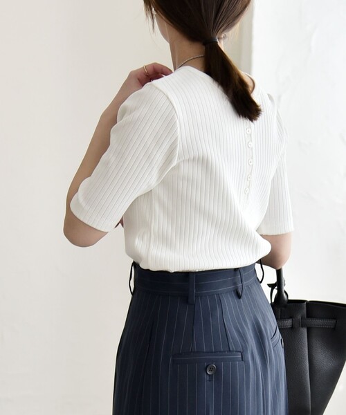 quaranciel（カランシエル）の「quaranciel:〈洗濯機可能〉テレコ リブ クルー ヘンリー 2way ハーフスリーブ TEE（Tシャツ/カットソー・レディース・ライトグリーン/ブラウン/ホワイト/チャコールグレー・40/38）」の9枚目の写真