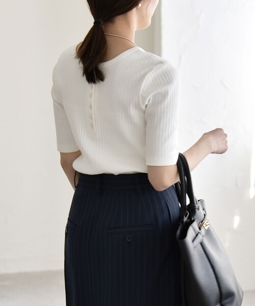 quaranciel（カランシエル）の「quaranciel:〈洗濯機可能〉テレコ リブ クルー ヘンリー 2way ハーフスリーブ TEE（Tシャツ/カットソー・レディース・ライトグリーン/ブラウン/ホワイト/チャコールグレー・40/38）」の10枚目の写真