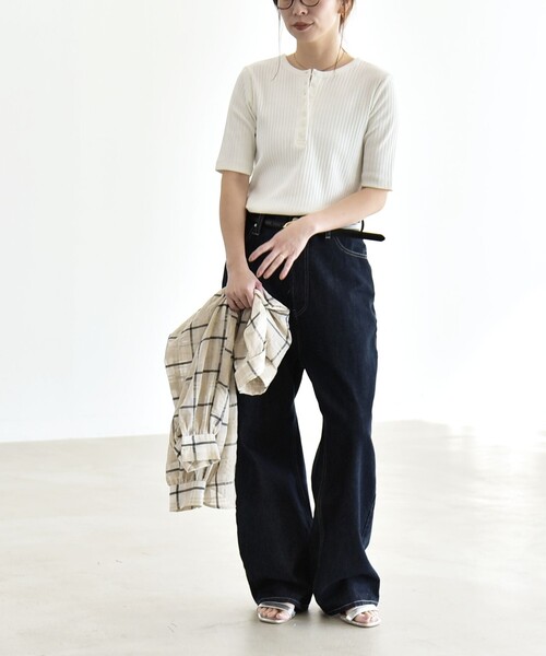 quaranciel（カランシエル）の「quaranciel:〈洗濯機可能〉テレコ リブ クルー ヘンリー 2way ハーフスリーブ TEE（Tシャツ/カットソー・レディース・ライトグリーン/ブラウン/ホワイト/チャコールグレー・40/38）」の14枚目の写真