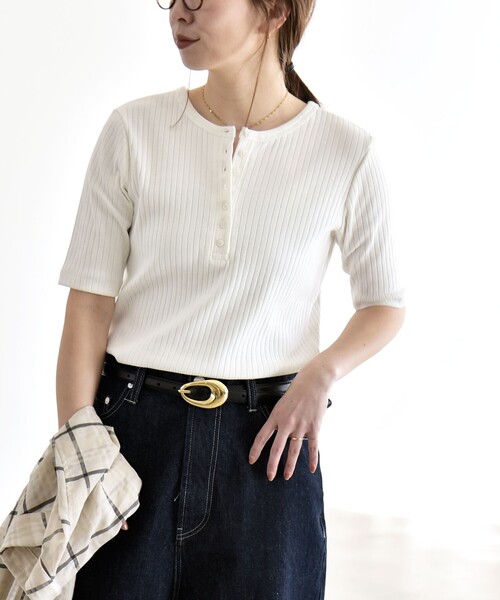 quaranciel（カランシエル）の「quaranciel:〈洗濯機可能〉テレコ リブ クルー ヘンリー 2way ハーフスリーブ TEE（Tシャツ/カットソー・レディース・ライトグリーン/ブラウン/ホワイト/チャコールグレー・40/38）」の15枚目の写真