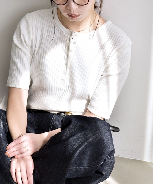 quaranciel（カランシエル）の「quaranciel:〈洗濯機可能〉テレコ リブ クルー ヘンリー 2way ハーフスリーブ TEE（Tシャツ/カットソー・レディース・ライトグリーン/ブラウン/ホワイト/チャコールグレー・40/38）」の16枚目の写真