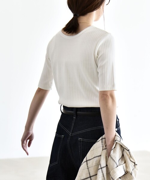 quaranciel（カランシエル）の「quaranciel:〈洗濯機可能〉テレコ リブ クルー ヘンリー 2way ハーフスリーブ TEE（Tシャツ/カットソー・レディース・ライトグリーン/ブラウン/ホワイト/チャコールグレー・40/38）」の17枚目の写真
