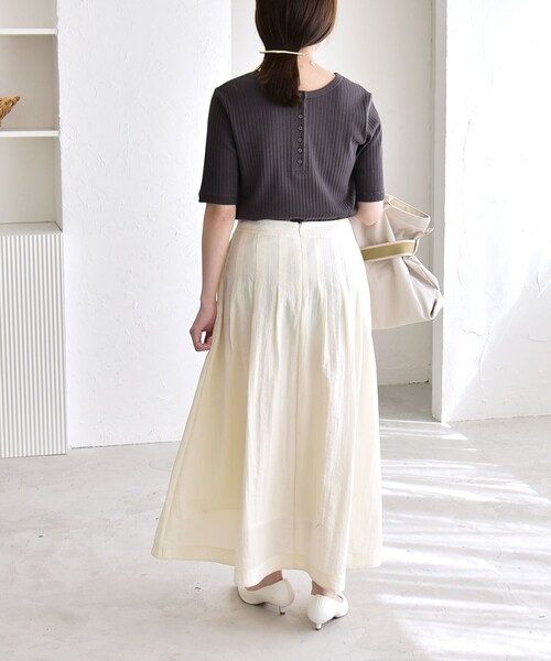 quaranciel（カランシエル）の「quaranciel:〈洗濯機可能〉テレコ リブ クルー ヘンリー 2way ハーフスリーブ TEE（Tシャツ/カットソー・レディース・ライトグリーン/ブラウン/ホワイト/チャコールグレー・40/38）」の19枚目の写真