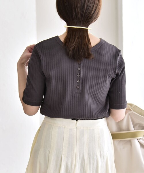 quaranciel（カランシエル）の「quaranciel:〈洗濯機可能〉テレコ リブ クルー ヘンリー 2way ハーフスリーブ TEE（Tシャツ/カットソー・レディース・ライトグリーン/ブラウン/ホワイト/チャコールグレー・40/38）」の21枚目の写真