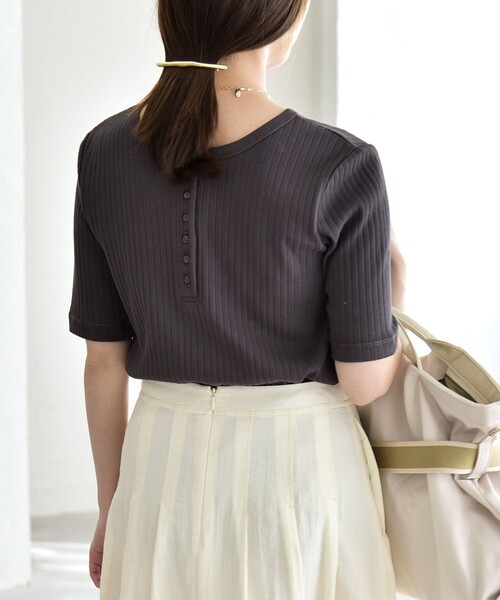 quaranciel（カランシエル）の「quaranciel:〈洗濯機可能〉テレコ リブ クルー ヘンリー 2way ハーフスリーブ TEE（Tシャツ/カットソー・レディース・ライトグリーン/ブラウン/ホワイト/チャコールグレー・40/38）」の22枚目の写真