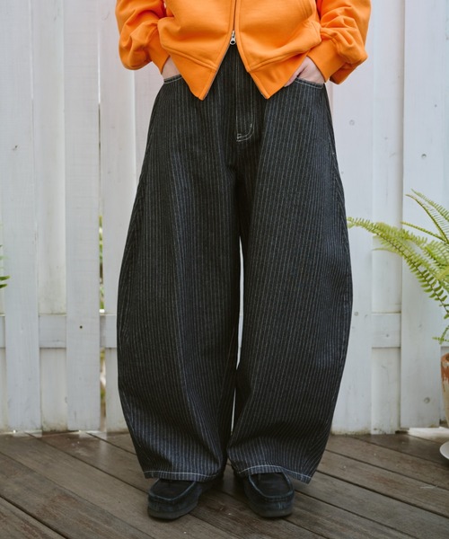 BROKEN BASE（ブロークンベース）の「Balloon Wide Stripe Denim / バルーンワイドストライプデニム（デニムパンツ・メンズ・ブラック/インディゴブルー・MEDIUM/LARGE）」の2枚目の写真