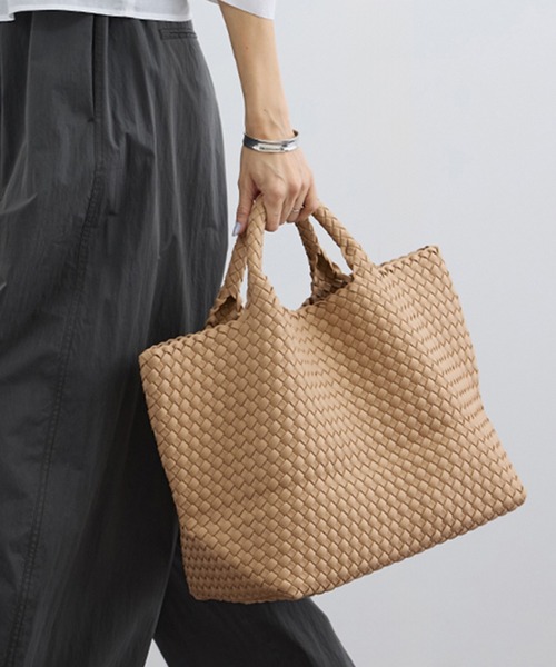 SALON adam et rope'（サロン アダム エ ロペ）の「【NAGHEDI（ナゲディ）】ST BARTHS medium TOTE(seasonal)（トートバッグ・レディース・ベージュ系その他/スミクロ・FREE）」の4枚目の写真