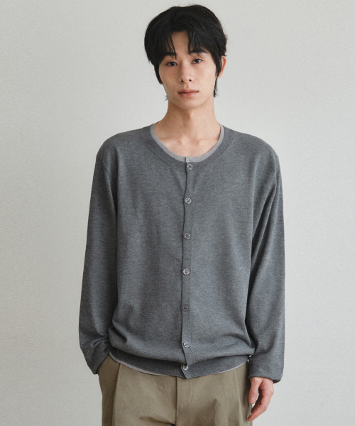 WEDNESDAY OASIS(ウェンズデーオアシス)の「ウォッシャブルダブルレイヤードラウンドカーディガン_GRAY(WC26KN28)(カーディガン/ボレロ・メンズ・ライトグレー・MEDIUM/LARGE)」の2枚目の写真