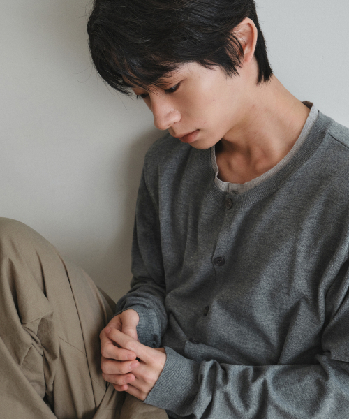 WEDNESDAY OASIS(ウェンズデーオアシス)の「ウォッシャブルダブルレイヤードラウンドカーディガン_GRAY(WC26KN28)(カーディガン/ボレロ・メンズ・ライトグレー・MEDIUM/LARGE)」の4枚目の写真